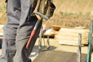 mani di un operaio sporche da lavoro